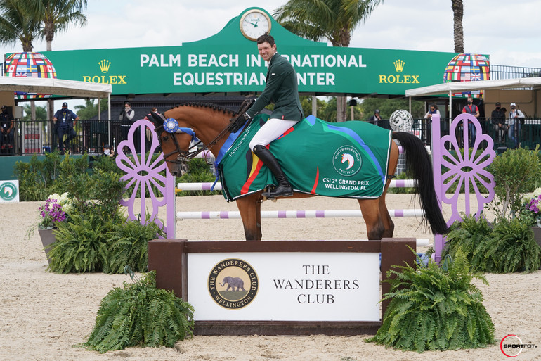 David Blake and horse Dy Zento in their winning presentation